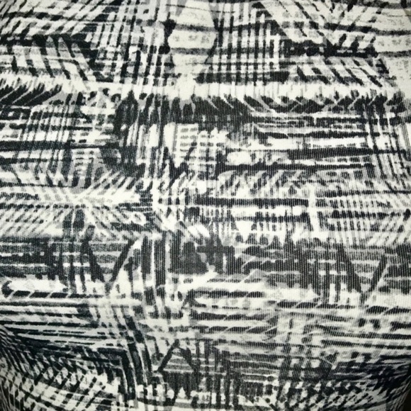 Women's Aztec Printed Scoop Neck Key Hole Black & White Crop Tank Top - Size XS - Picture 16 of 16